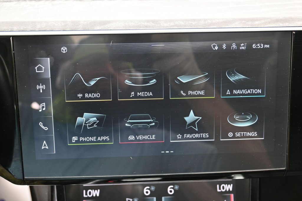 Used 2024 Audi Q8 e-tron Premium Plus w/ Premium Plus Package AWD/4WD image 25