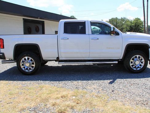 Used 2018 GMC Sierra 2500 Denali w/ Duramax Plus Package AWD/4WD image 9