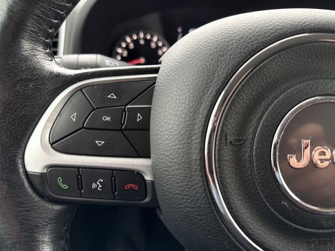 Used 2019 Jeep Renegade Latitude w/ Cold Weather Group AWD/4WD image 18
