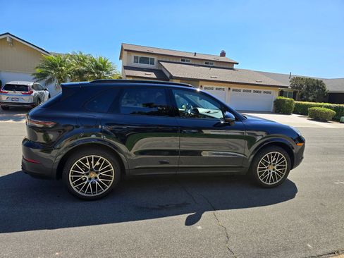 Used 2022 Porsche Cayenne Platinum Edition w/ Premium Package Plus image 15