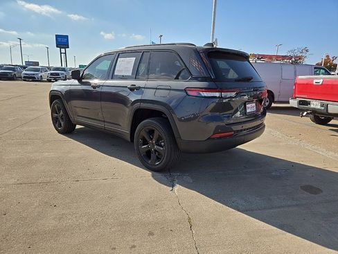 Used 2022 Jeep Grand Cherokee Altitude image 3