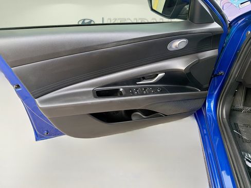 Used 2024 Hyundai Elantra SE FWD image 17