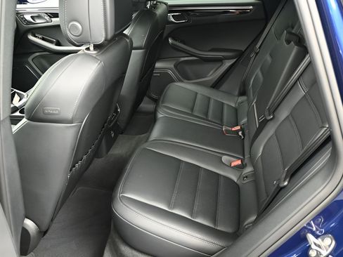 Certified 2025 Porsche Macan AWD/4WD image 7