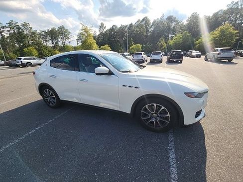 Used 2017 Maserati Levante AWD/4WD image 17