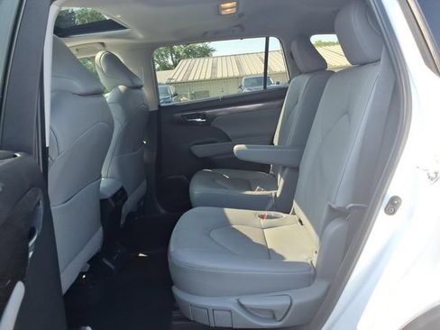 Certified 2024 Toyota Highlander Limited AWD/4WD image 17