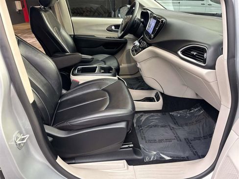 Used 2024 Chrysler Pacifica Touring-L image 21