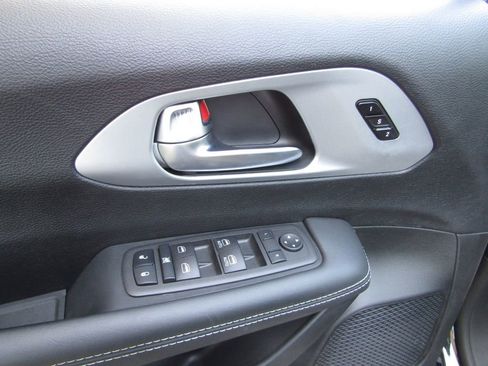 Used 2024 Chrysler Pacifica Select image 25