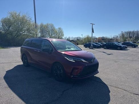 Used 2023 Toyota Sienna XSE image 7