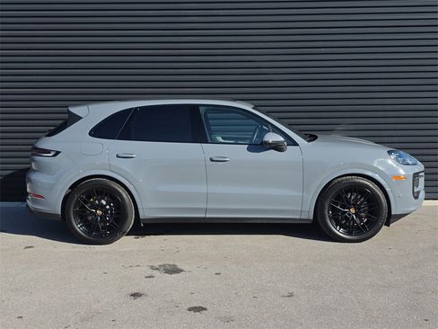 Used 2025 Porsche Cayenne image 8
