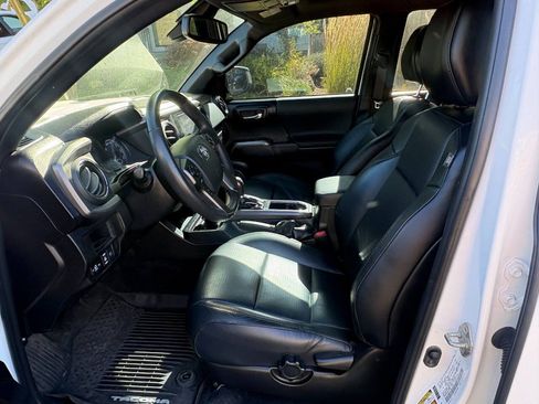 Used 2019 Toyota Tacoma TRD Sport w/ TRD Premium Sport Package AWD/4WD image 9