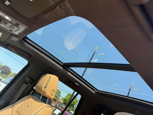 Used 2022 Cadillac Escalade Premium Luxury AWD/4WD image 19