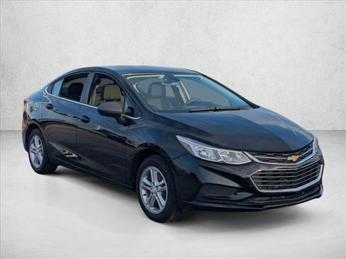 Used 2018 Chevrolet Cruze LT FWD image 3