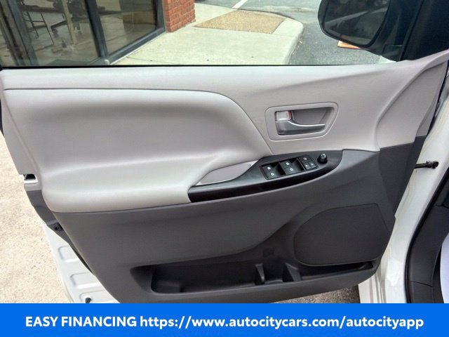Used 2016 Toyota Sienna LE FWD image 5