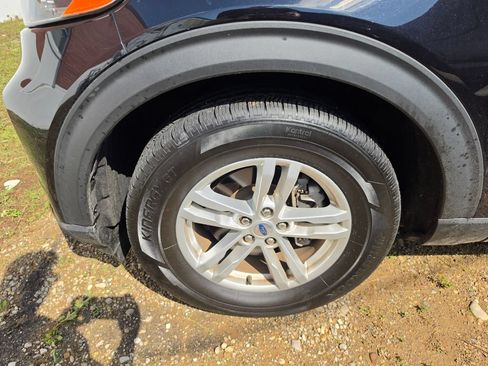 Used 2023 Ford Explorer XLT AWD/4WD image 3