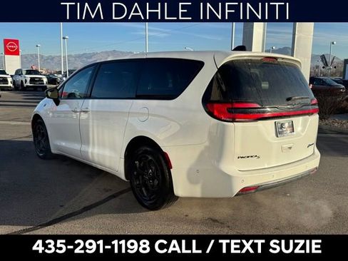 Used 2024 Chrysler Pacifica Select image 6