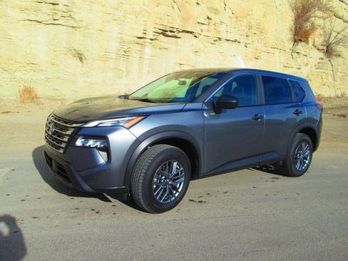 Used 2024 Nissan Rogue S image 4