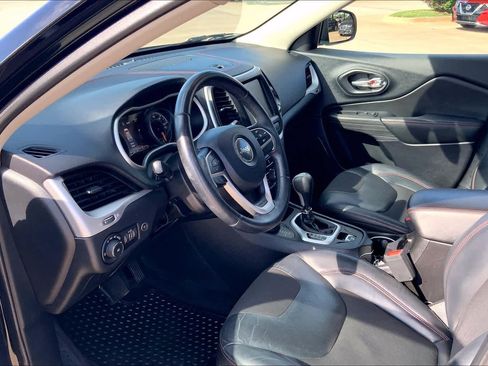 Used 2017 Jeep Cherokee Trailhawk w/ Comfort/Convenience Group AWD/4WD image 16