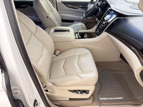 Used 2020 Cadillac Escalade Luxury AWD/4WD image 30