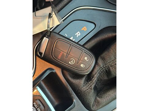 Used 2019 Jeep Cherokee Latitude Plus w/ Cold Weather Group AWD/4WD image 35