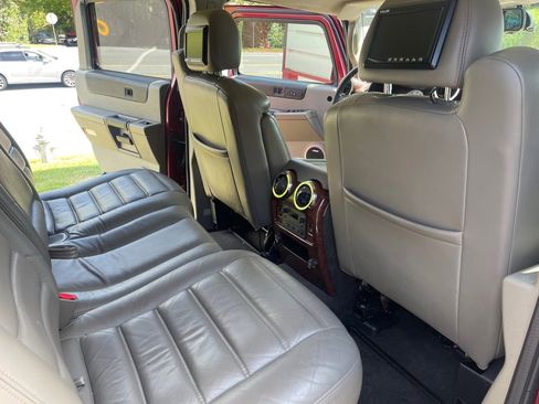 Used 2004 HUMMER H2 w/ Preferred Equipment Group image 27