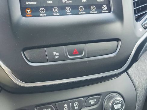 Used 2019 Jeep Cherokee Latitude Plus w/ Cold Weather Group AWD/4WD image 29