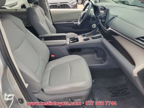 Used 2023 Toyota Sienna XLE FWD image 17