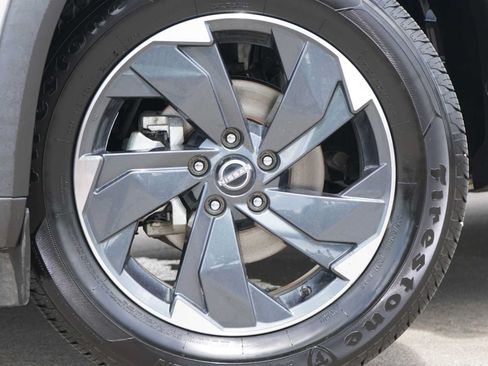Used 2024 Nissan Rogue SV AWD/4WD image 2