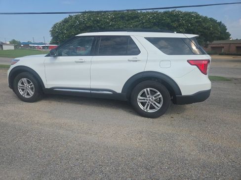 Used 2024 Ford Explorer XLT RWD image 8