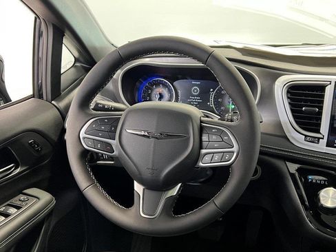 New 2026 Chrysler Pacifica Select image 17