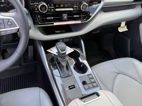 New 2026 Toyota Highlander Platinum image 33