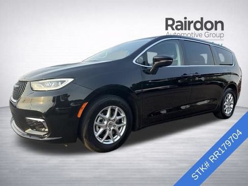 Used 2024 Chrysler Pacifica Touring-L FWD image 3