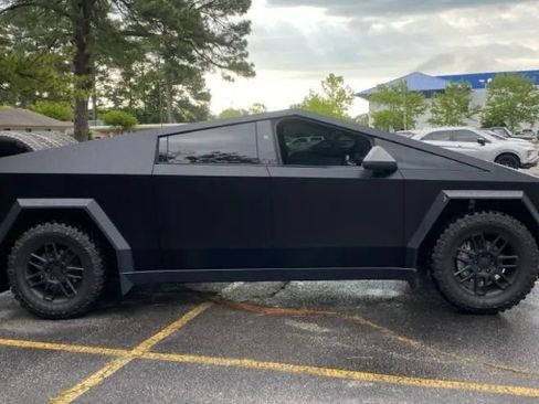 Used 2025 Tesla Cybertruck AWD Crew Cab image 3