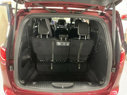 Used 2020 Chrysler Pacifica Touring-L image 14