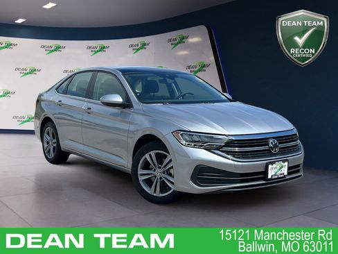 Used 2024 Volkswagen Jetta SE image 1