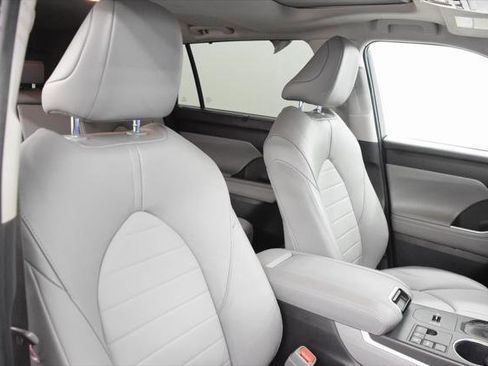 Certified 2023 Toyota Highlander XLE image 15