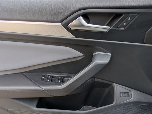 Used 2025 Volkswagen Jetta SE w/ Sunroof Package image 17