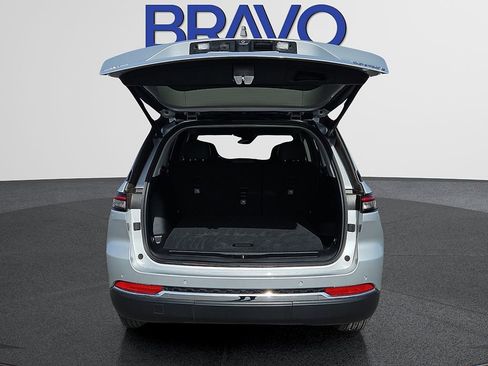 Used 2023 Jeep Grand Cherokee Limited w/ Luxury Tech Group II image 14