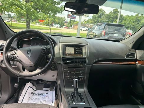 Used 2018 Lincoln MKT AWD image 15