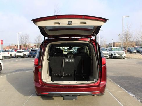 Used 2017 Chrysler Pacifica Touring-L Plus w/ Advanced Safetytec Group image 9