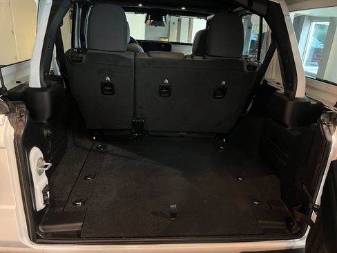 Used 2025 Jeep Wrangler Unlimited Sahara AWD/4WD image 31