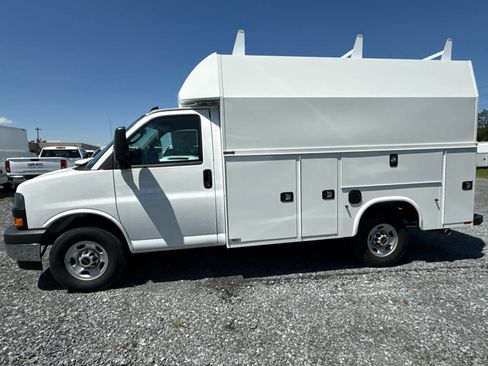 New 2025 GMC Savana 3500 w/ Power Convenience Package RWD image 2