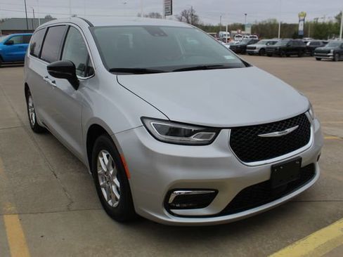 Used 2024 Chrysler Pacifica Touring-L image 6