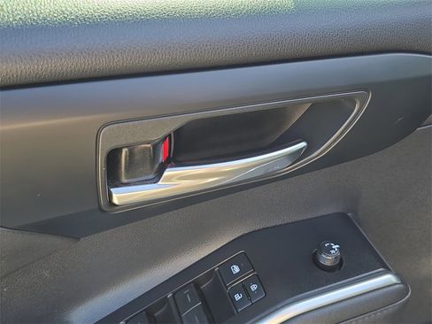 Used 2021 Toyota Highlander XLE image 22