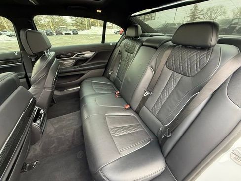 Used 2022 BMW 750i xDrive w/ Autobahn Package image 24