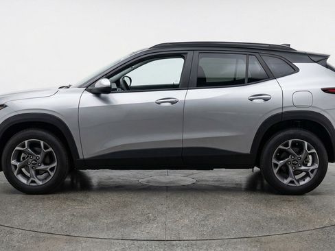 Used 2025 Chevrolet Trax LT FWD image 5