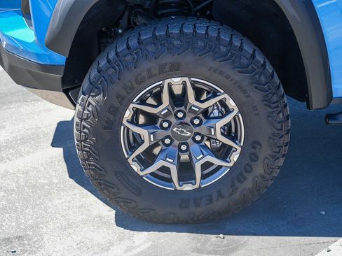 Used 2024 Chevrolet Colorado ZR2 w/ Technology Package AWD/4WD image 9