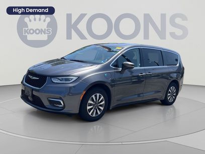 Used 2023 Chrysler Pacifica Touring-L