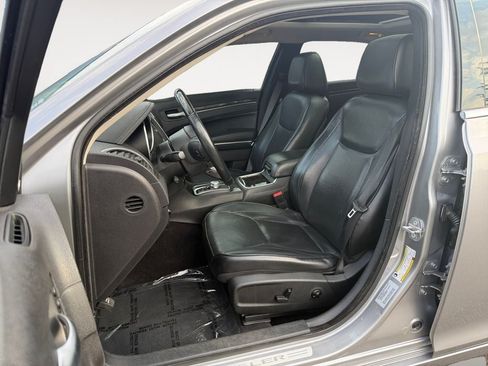 Used 2016 Chrysler 300 C RWD image 6
