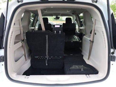 Used 2022 Chrysler Pacifica Touring-L FWD image 8