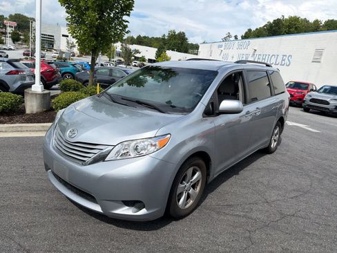 Used 2016 Toyota Sienna LE FWD image 3